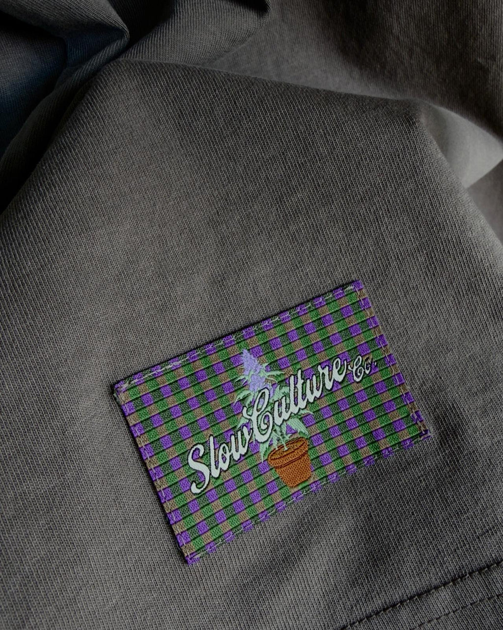 THE ESSENTIAL Faded Tee - Mushroom